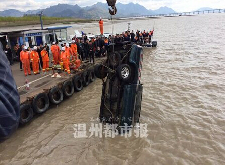 甌北車渡碼頭皮卡車墜江