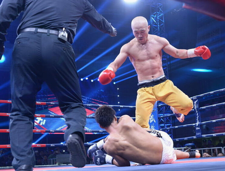 一龍吊打空手道黑帶