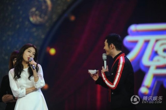 黃曉明和韓國女星樸信惠親密互動