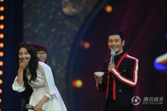 黃曉明和韓國女星樸信惠親密互動