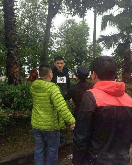 佛山法拉利撞樹,樹倒車斷車主沒事