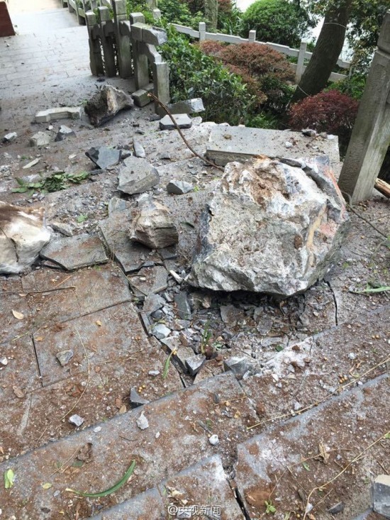 桂林木龍湖景區(qū)滾石擊中游客事故現(xiàn)場(chǎng)