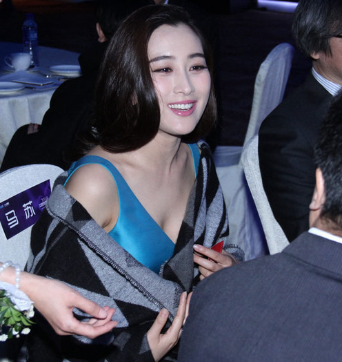 馬蘇藍(lán)色低胸裝