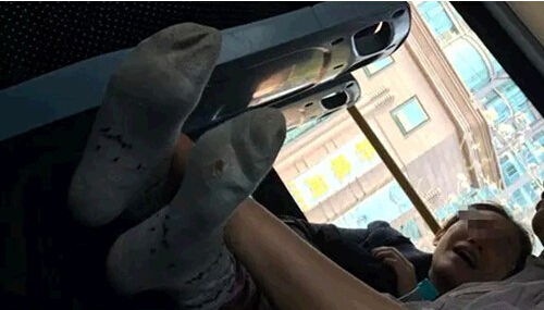 中年男女公交車激吻半小時