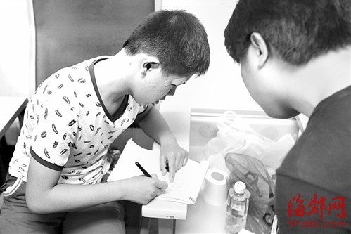 男生喝礦泉水變啞巴