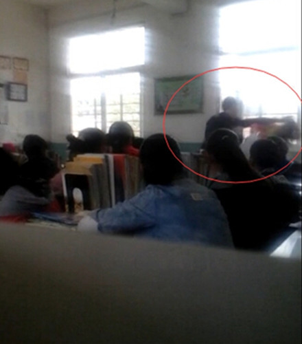 中學男老師暴打女生