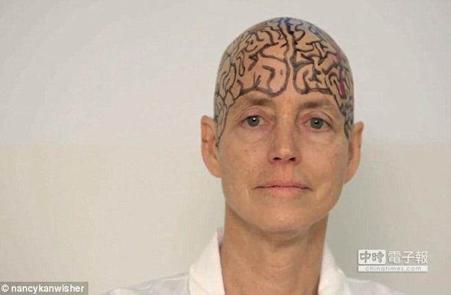 女教授課堂上剃光頭