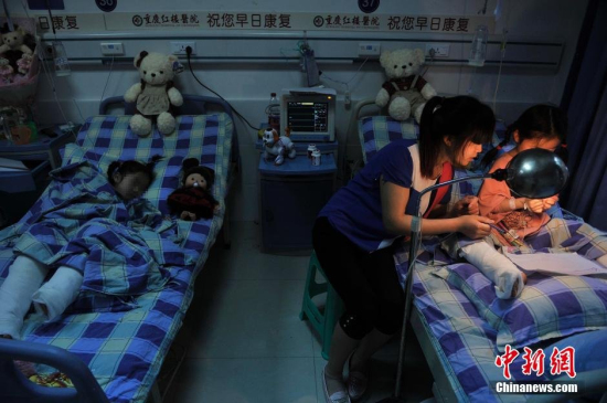 雙胞胎女孩腳筋被砍