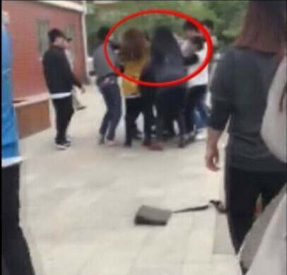 鄭州女老師圍毆男生