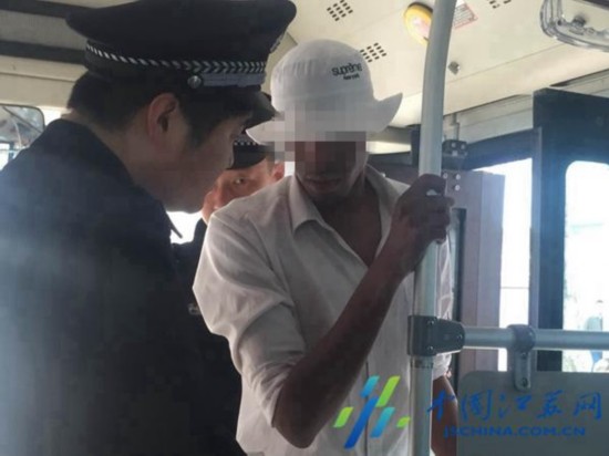 老外公交車上撒尿