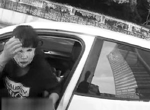 女司機(jī)敷面膜開(kāi)車(chē)