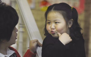 小胖妞含淚質問父親