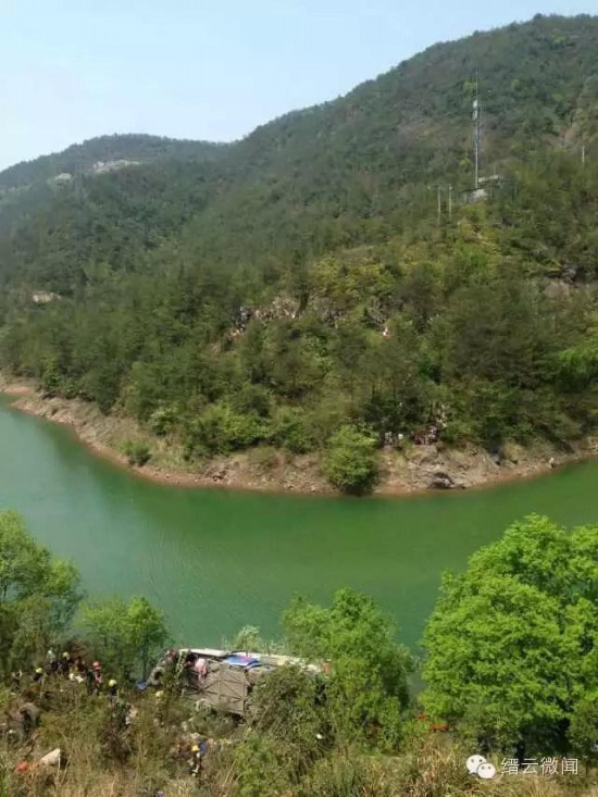 臺(tái)金高速一客車(chē)墜崖