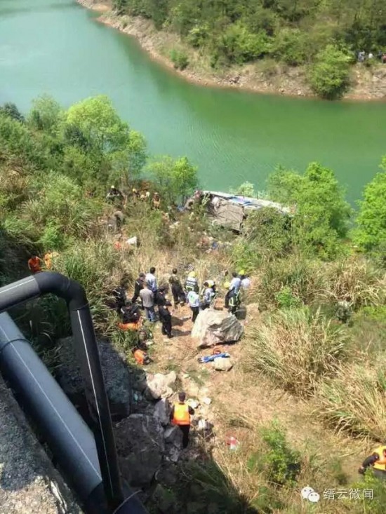 臺(tái)金高速一客車(chē)墜崖