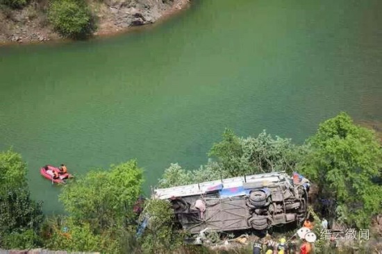 臺(tái)金高速一客車(chē)墜崖