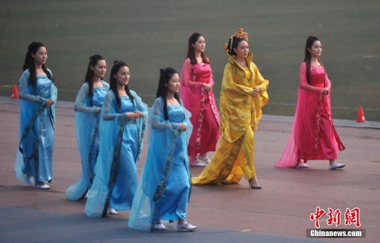 運動會開幕式玩穿越