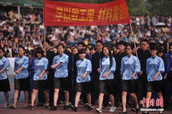 運動會開幕式玩穿越