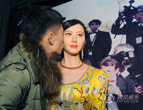 范冰冰蠟像遭襲胸