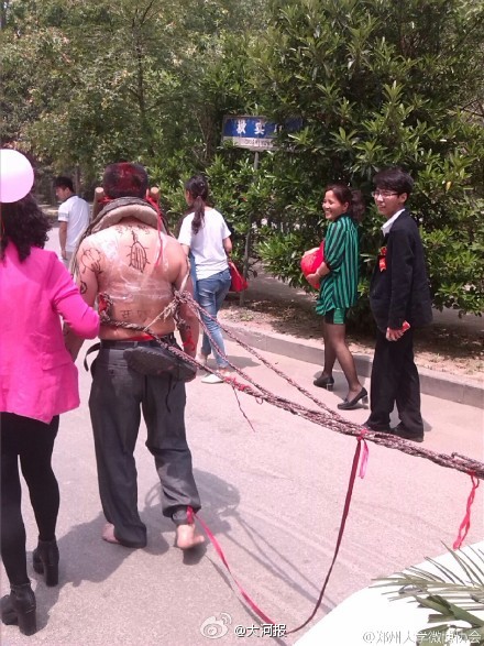 鄭州大學(xué)現(xiàn)奇葩婚禮
