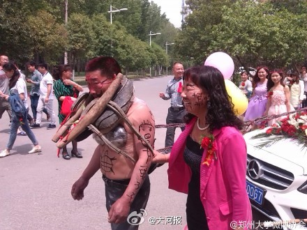 鄭州大學(xué)現(xiàn)奇葩婚禮