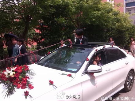 鄭州大學(xué)現(xiàn)奇葩婚禮