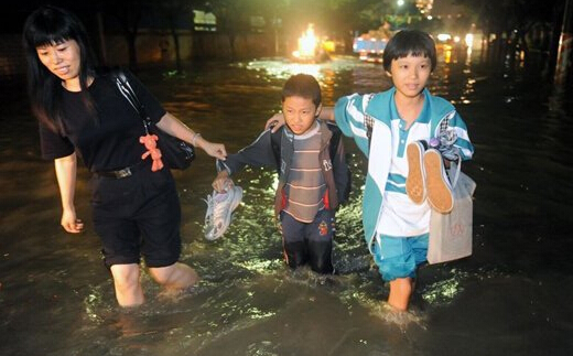 廣州遭暴雨突襲多地水浸街