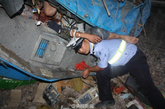 交警托舉傷員3小時