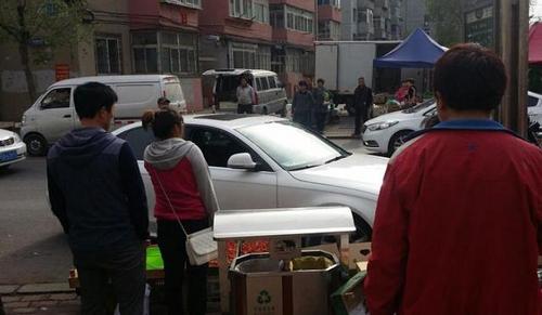 女子開奧迪撞水果攤現(xiàn)場(chǎng)