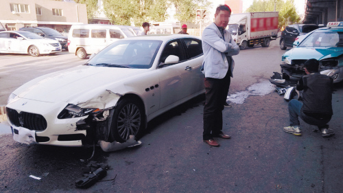 出租車撞瑪莎拉蒂女司機(jī)被嚇哭