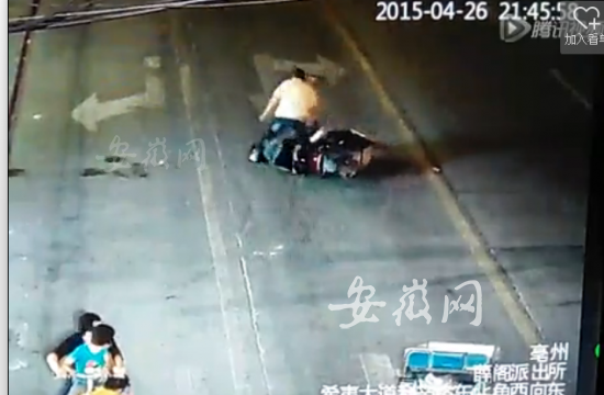 路怒男猛踹騎車女