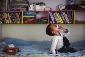 教師抱患病兒子上課