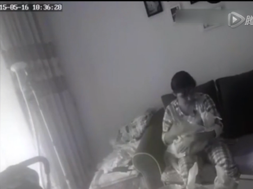 月嫂猛扇新生兒