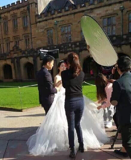 曝劉強東奶茶拍婚紗