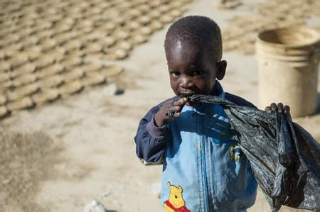 貧民制作泥巴餅干充饑