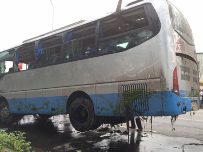 天津一大巴墜溝