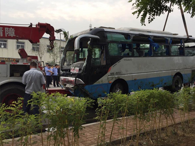 天津一大巴墜溝