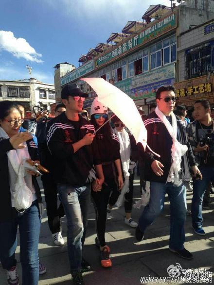 范冰冰李晨牽手同游拉薩做慈善