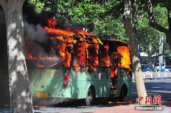 威海公交車起火