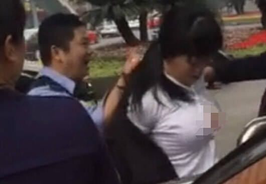 女子自解衣扣稱交警非禮