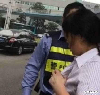 女子自解衣扣稱交警非禮