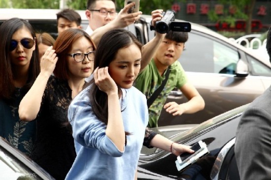 楊冪派出所報案