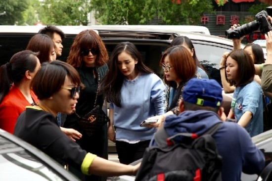 楊冪派出所報案