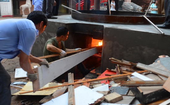 廚師爆炒千斤小龍蝦