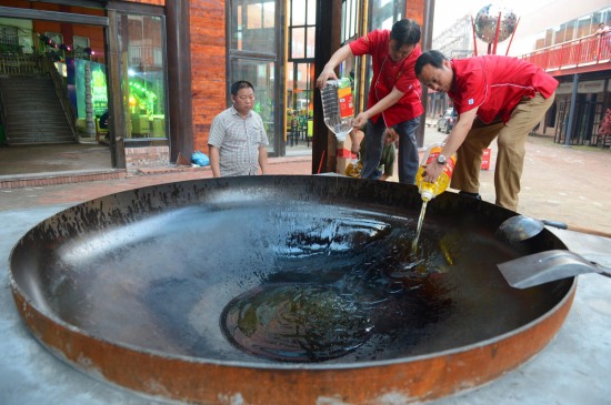 廚師爆炒千斤小龍蝦