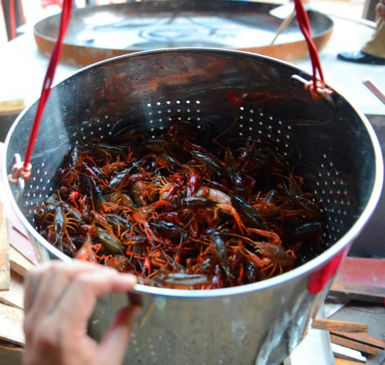 廚師爆炒千斤小龍蝦