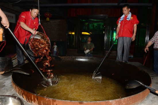 廚師爆炒千斤小龍蝦