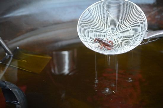 廚師爆炒千斤小龍蝦