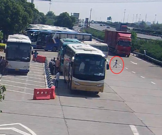 滬昆高速公路服務區車禍
