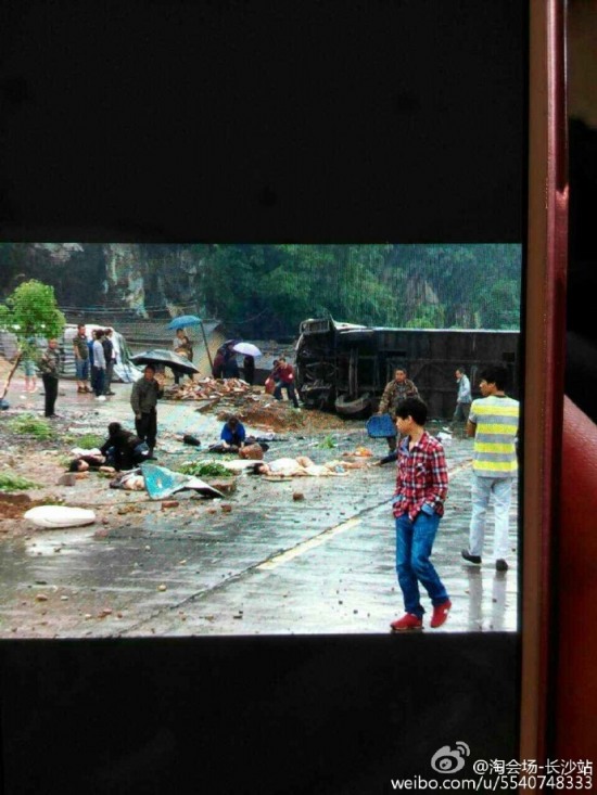 湖南旅游大巴側翻