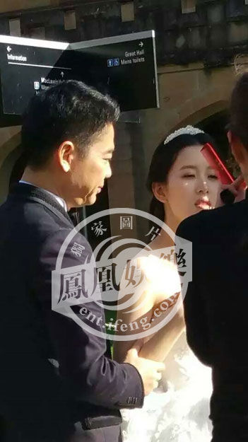 劉強東奶茶拍婚紗